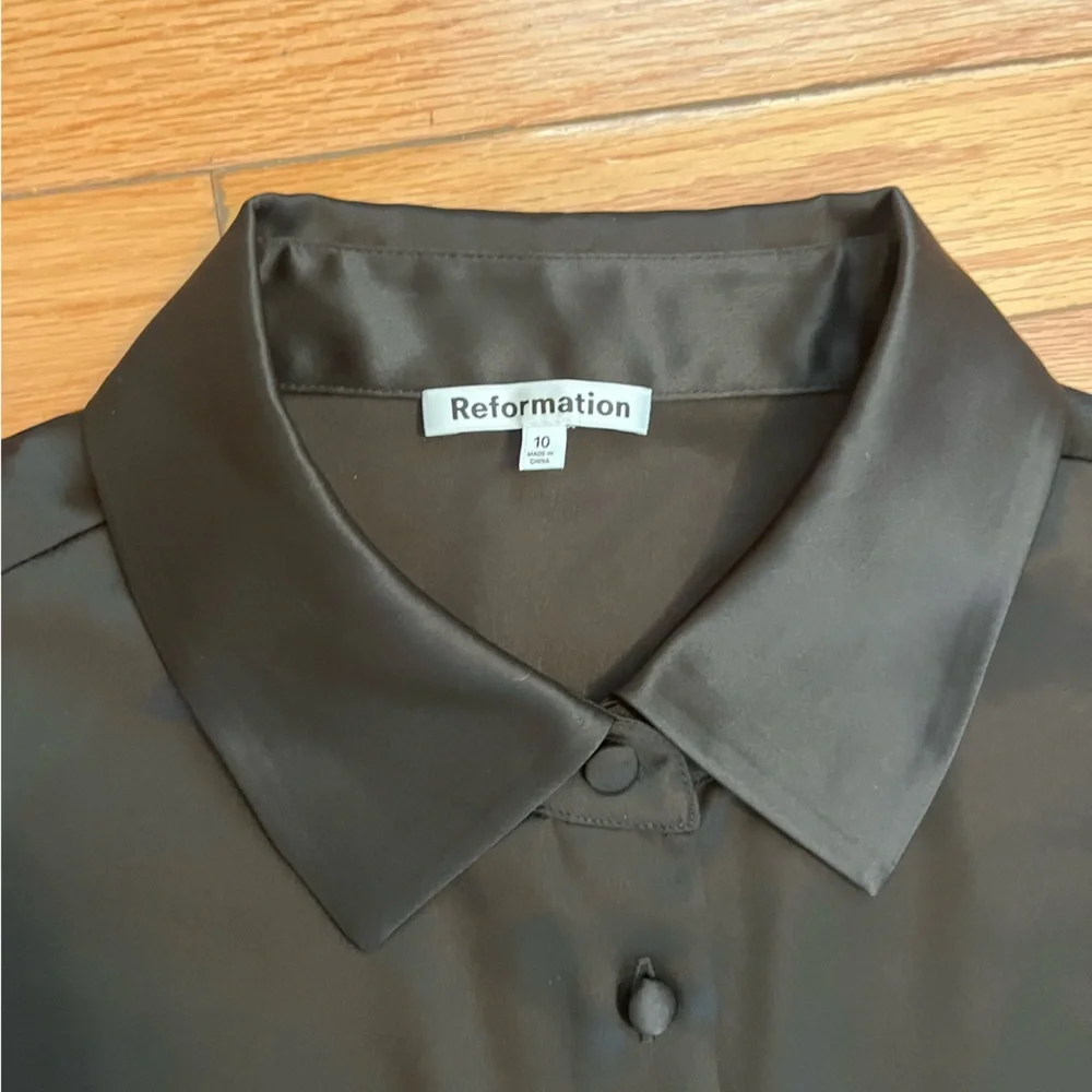 Reformation Samara Satin Button Down Blouse Shirt Size 10 Flared Cuff - Picture 8 of 9